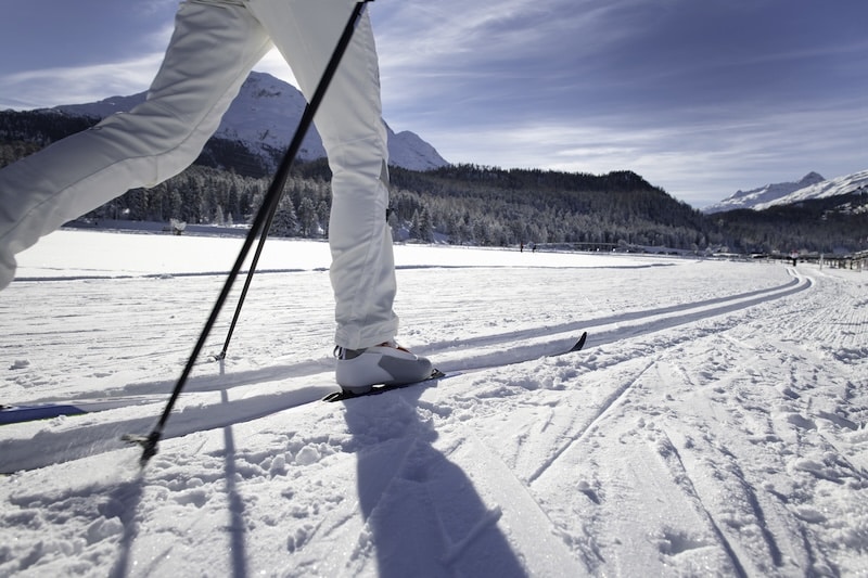 Cross-country track with tracks for alternating pitch.