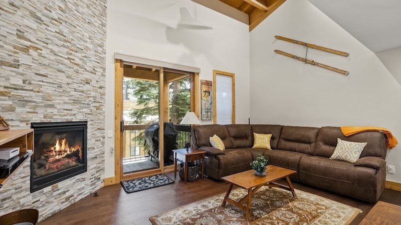 Livingroom shot of Gold Bend Getaway - townhouse in Northstar