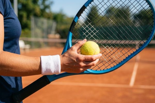 Woman_holding_tennis_ball_202608121044